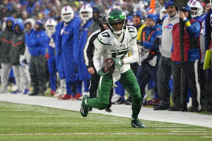 New York Jets WR Garrett Wilson runs after catch against Buffalo Bills